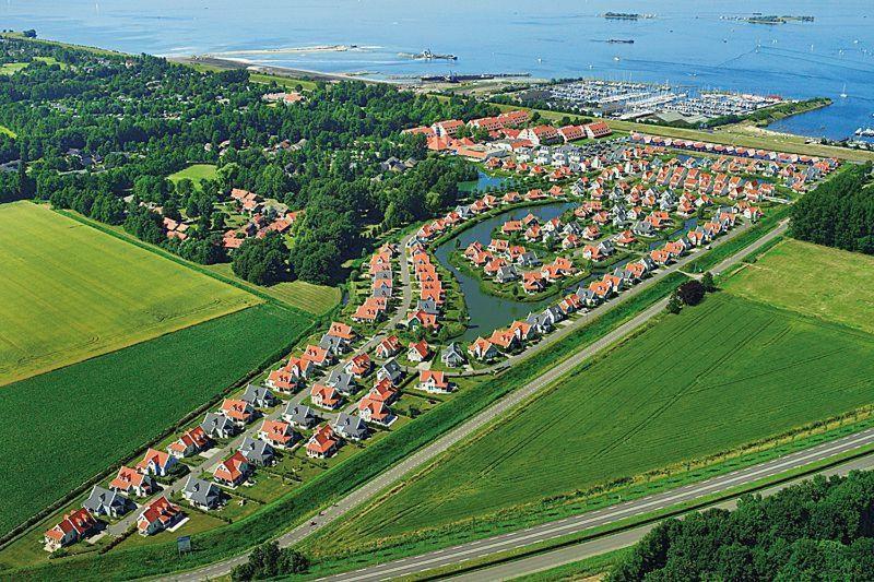 Wunderschoenes-Freistehendes-Ferienhaus-An-Der-See-Sauna-Strand-Yachthafen-Wlan 브라위니서 외부 사진