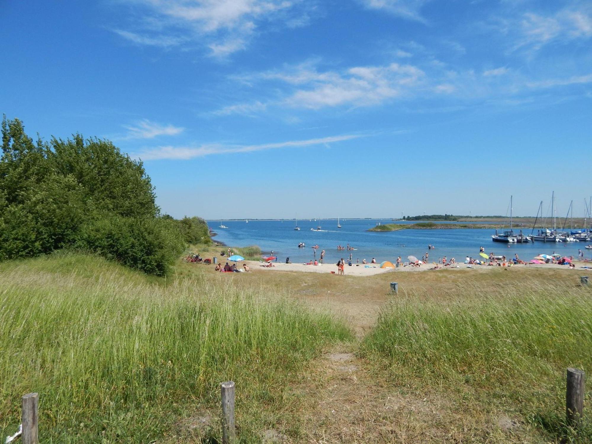 Wunderschoenes-Freistehendes-Ferienhaus-An-Der-See-Sauna-Strand-Yachthafen-Wlan 브라위니서 외부 사진